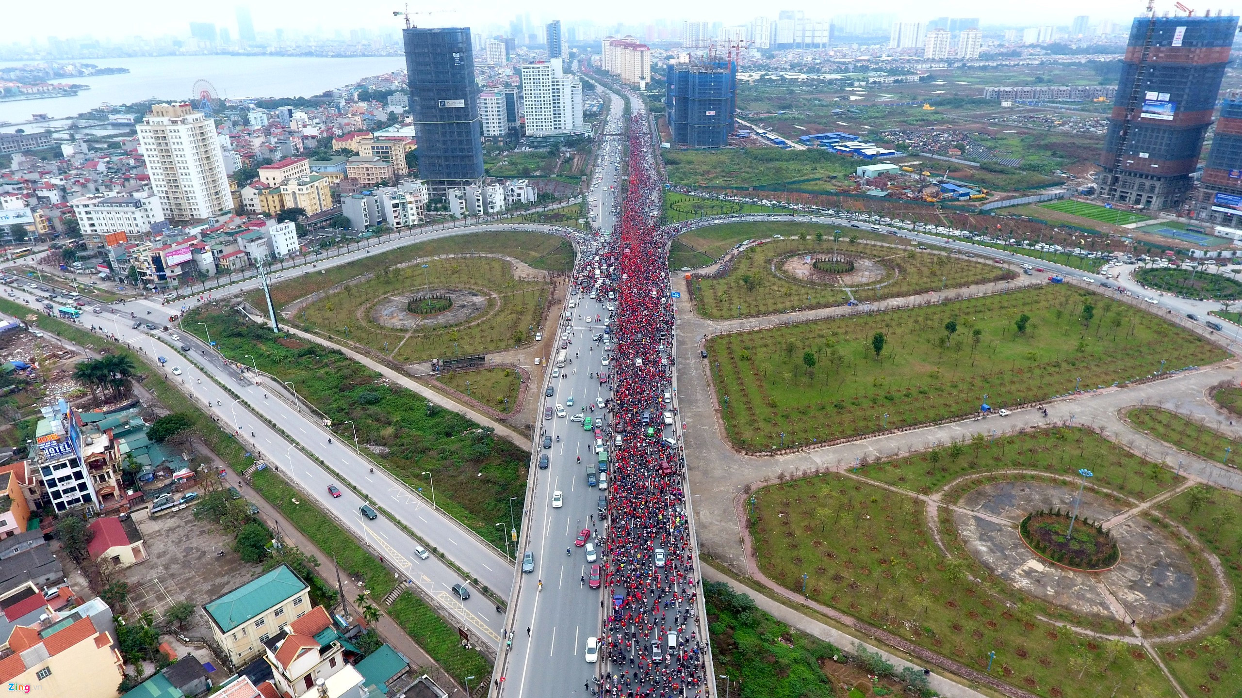 Flycam cảnh xe buýt chở U23 Việt Nam bị vây kín trên cầu Nhật Tân